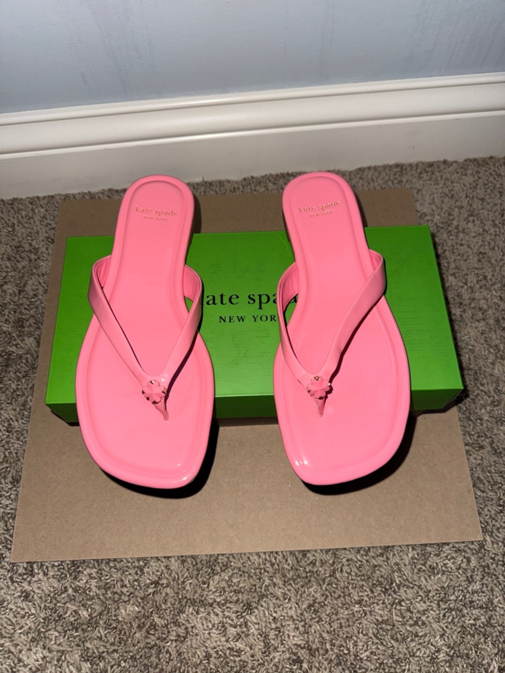 NIB KATE SPADE FLOWER FLIP FLOP 6.5 PATENT LEATHER RUBY CITRUS pink sandals